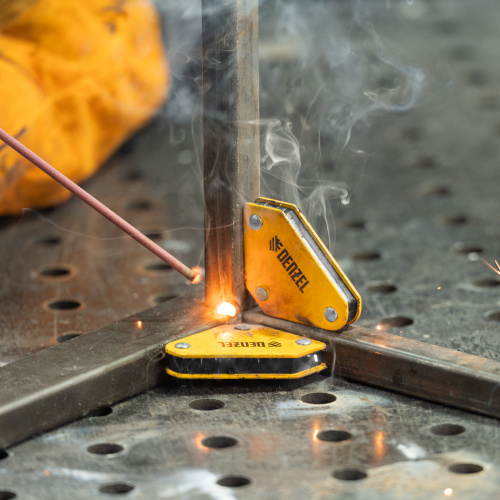 Набор из 2 магнитных сварочных фиксаторов и магнитной клеммы "масса" Denzel купить в Москве с доставкой по всей России | ProtosMarket.ru