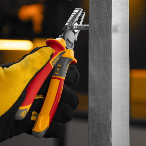 Плоскогубцы комбинированные, диэлектрические трехкомпонентные рукоятки до 1000 В, 180 мм Denzel купить в Москве с доставкой по всей России | ProtosMarket.ru