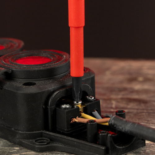 Отвертка Insulated, PH2 x 100 мм, CrMo, до 1000 В, двухкомпонентная рукоятка Matrix Professional по ценам производителя в Казани с доставкой по всей России