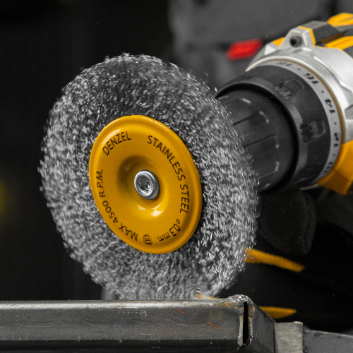 Щетка для дрели 100 мм, Плоская, со шпилькой, нержавеющая витая проволока Denzel по ценам производителя в Казани с доставкой по всей России