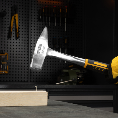 Молоток слесарный 800 г, цельнометаллический, двухкомпонентная рукоятка Denzel купить в Москве с доставкой по всей России | ProtosMarket.ru