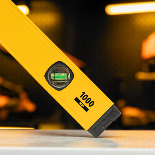 Уровень алюминиевый, магнит, фрезерованный, 3 глазка (1 зеркал.) 0,5 мм/м, 1000 мм Denzel купить в Москве с доставкой по всей России | ProtosMarket.ru