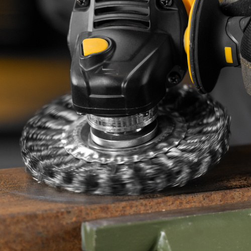 Щетка для УШМ, 125 мм, "Плоская", крученая нержавеющая проволока 0.5 мм, посадка 22.2 мм Denzel купить в Москве с доставкой по всей России | ProtosMarket.ru