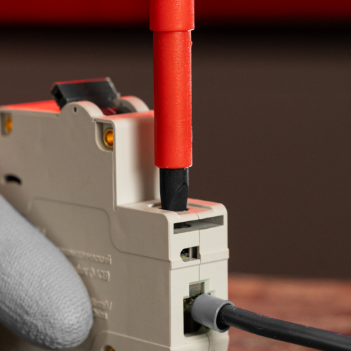 Набор диэлектрических отверток 7 шт, до 1000 В, пробник электрический до 250 В, двухкомпонентные рукоятки Matrix Professional купить в Москве с доставкой по всей России | ProtosMarket.ru