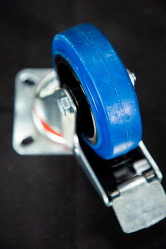 Колесо поворотное резина SRCLb 42 100 мм с тормозом (F) по ценам производителя в Казани с доставкой по всей России