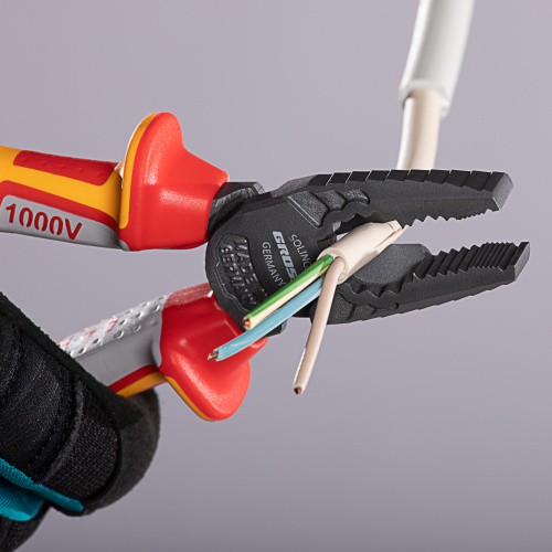 Плоскогубцы комбинированные, диэлектрические трехкомпонентные рукоятки до 1000 В, 180 мм Gross купить в Москве с доставкой по всей России | ProtosMarket.ru