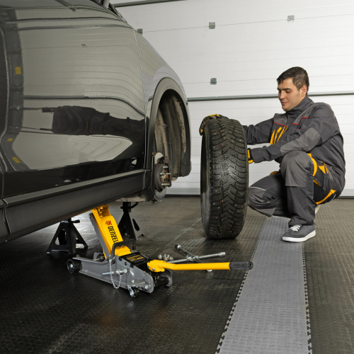 Домкрат гидравлический подкатной с фиксатором, 2,5 т,  85-385 мм, в пласт. кейсе Denzel по ценам производителя в Казани с доставкой по всей России