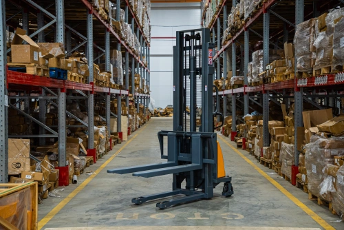 Штабелер гидравлический с электроподъемом 1,5 т 3,0 м XILIN CDD15B-E с раздвижными вилами по ценам производителя в Казани с доставкой по всей России