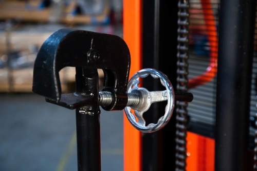 Штабелер-бочкокантователь гидравлический 0,35 т 2,5 м TOR CDT с электроподъемом по ценам производителя в Казани с доставкой по всей России