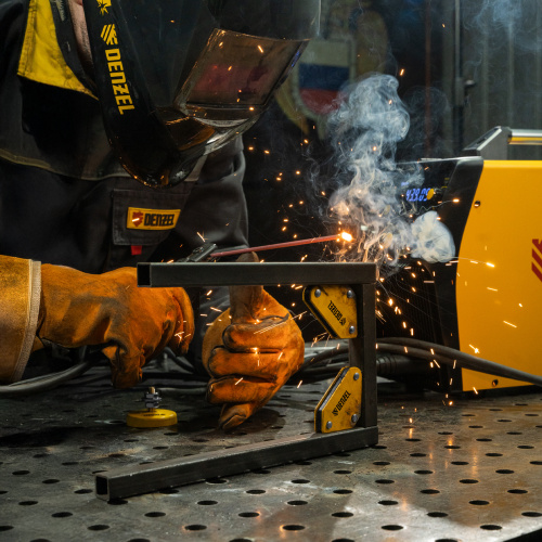 Набор из 2 магнитных сварочных фиксаторов и магнитной клеммы "масса" Denzel купить в Москве с доставкой по всей России | ProtosMarket.ru