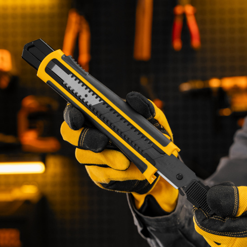 Нож, 25 мм, сменное лезвие, SK4, корпус из ABS + TPR, торцевой зажим Denzel купить в Москве с доставкой по всей России | ProtosMarket.ru