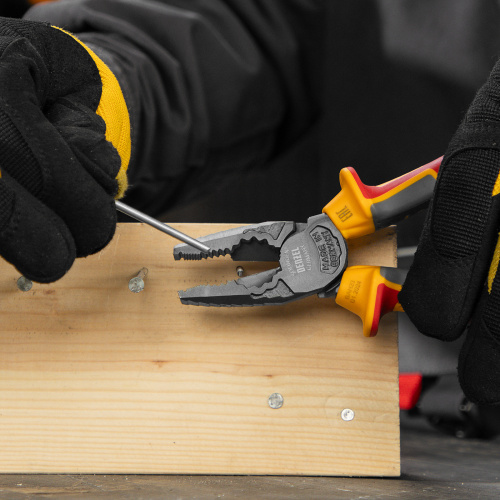 Плоскогубцы комбинированные, диэлектрические трехкомпонентные рукоятки до 1000 В, 180 мм Denzel купить в Москве с доставкой по всей России | ProtosMarket.ru