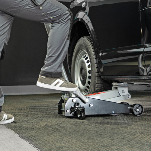 Домкрат гидравлический подкатной, 3.5 т, высота подъема 145-490 мм, с педалью Matrix купить в Москве с доставкой по всей России | ProtosMarket.ru