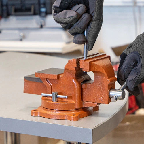 Тиски слесарные, 100 мм, поворотные, с наковальней Sparta купить в Москве с доставкой по всей России | ProtosMarket.ru