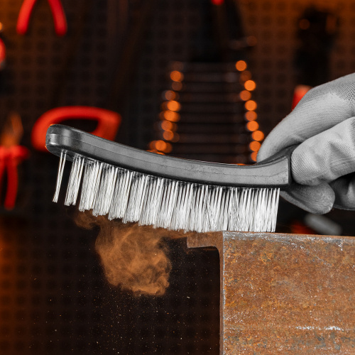 Щетка пятирядная металлическая с пластмассовой ручкой Sparta по ценам производителя в Казани с доставкой по всей России