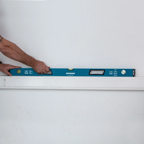 Уровень алюминиевый, 1000 мм, усиленный с ударопрочными заглушками, рукоятки, 3 глазка Gross купить в Москве с доставкой по всей России | ProtosMarket.ru