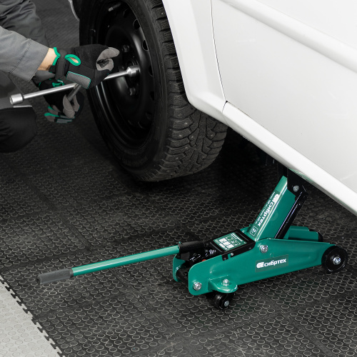 Домкрат гидравлический подкатной, 2 т, 135-320 мм, в пласт. кейсе Сибртех по ценам производителя в Казани с доставкой по всей России