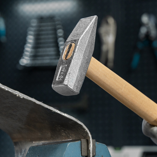 Молоток слесарный, 800 г, квадратный боек, деревянная рукоятка купить в Москве с доставкой по всей России | ProtosMarket.ru