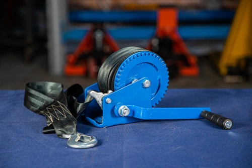 Лебедка ручная барабанная с лентой  0,5т 20 м оцинкованная TOR LHW по ценам производителя в Казани с доставкой по всей России