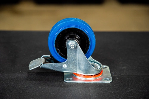 Колесо поворотное резина SRCLb 42 100 мм с тормозом (F) по ценам производителя в Казани с доставкой по всей России