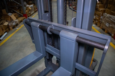 Штабелер гидравлический с электроподъемом 1,5 т 3,0 м XILIN CDD15B-E с раздвижными вилами по ценам производителя в Казани с доставкой по всей России