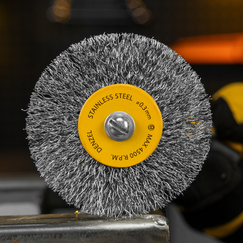 Набор щеток для дрели, 5 Плоских 25-38-50-63-75 мм, шпилька, нерж. вит. проволока Denzel по ценам производителя в Казани с доставкой по всей России