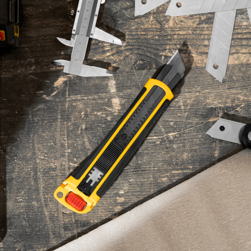 Нож, 25 мм, сменное лезвие, SK4, корпус из ABS + TPR, торцевой зажим Denzel купить в Москве с доставкой по всей России | ProtosMarket.ru