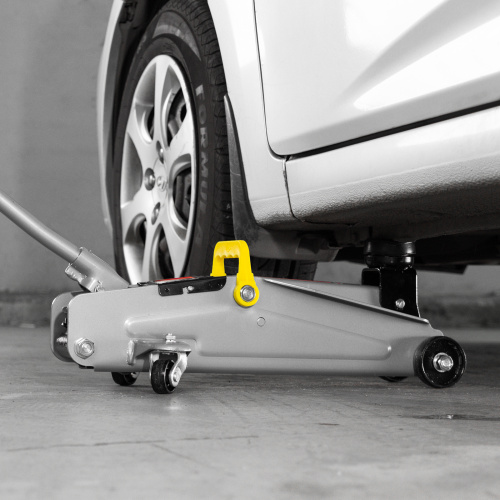 Домкрат гидравлический подкатной, 2 т, высота подъема 135-385 мм, в пластиковый кейсе Matrix купить в Москве с доставкой по всей России | ProtosMarket.ru