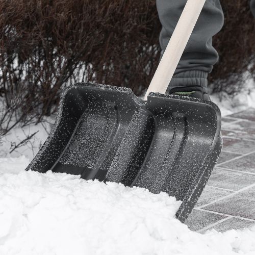 Лопата для уборки снега пластиковая, 380х385х1420 мм, оцинк. планка, деревянный черенок купить в Москве с доставкой по всей России | ProtosMarket.ru