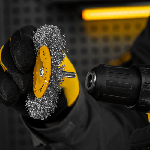 Щетка для дрели 100 мм, Плоская, со шпилькой, нержавеющая витая проволока Denzel по ценам производителя в Казани с доставкой по всей России